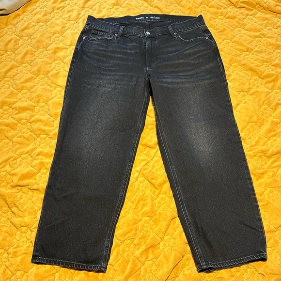 Old Navy mid rise loose boyfriend jeans. Reposhing because they no longer fit. - Picture 5 of 7